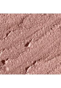 Støvet rosa pulver med en fin, glitrende tekstur, der viser ujævne, lagdelte overflademønstre og subtile variationer i farvedybde.