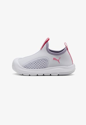 Baskets grises clair à enfiler avec panneau latéral en mesh, logo Puma rose et languettes de tirage roses sur la langue et le talon, sur une semelle blanche.