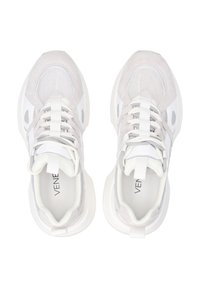 Weiße Sneaker, die eine Mischung aus glatten und strukturierten Materialien aufweisen, mit einer weichen Wildleder-Spitze, Netzpaneelen und flachen Schnürsenkeln.