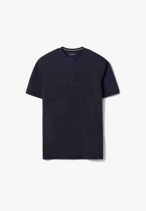 Maglietta a maniche corte blu navy semplice, con scollo tondo, distesa e mostrata dalla parte frontale con etichetta sul colletto.