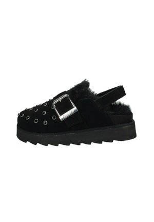 Zoccoli in suede nero con fodera in pelliccia sintetica, hardware in metallo argentato, punta arrotondata e dettagli borchiati sulla parte superiore. Suola in gomma spessa per una buona aderenza.