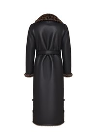 Pitkä musta takki, jossa tekoturkiskaulus, vyötäröllä vyö ja teksturoitu kangas. Hihansuissa ruskea turkisreunus ja sivuilla nappikoristeluja.