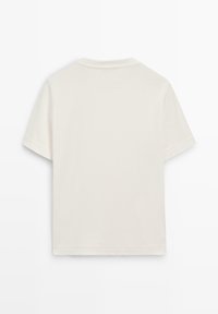 T-shirt blanc uni à manches courtes, posé à plat, montrant le dos avec un col rond et sans motifs ni logos visibles.