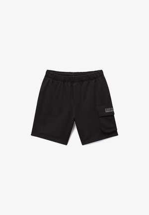 Fekete, laza szabású rövidnadrág elasztikus derékpánttal és oldalzsebbel, amelyen fedél és logófolt található a jobb lábszáron.