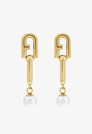 Goldene Ohrringe mit modernem Design. Sie verfügen über eine gebogene Oberseite und ein hängendes Detail mit einer weißen Perle, das einen eleganten Kontrast bietet. Glänzende Oberfläche in der gesamten Ausführung.