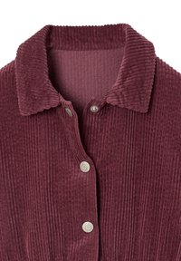 Kordhemd in dunklem Burgunderrot mit Kragen, vertikaler Rippstruktur und silbernen Druckknöpfen. Weicher Stoff mit einem warmen, gemütlichen Erscheinungsbild.
