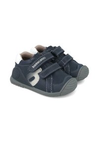 Scarpe per bambini blu navy con suole in gomma grigia, due cinturini in velcro e un logo bianco. Design in pelle texture con cuciture a contrasto.