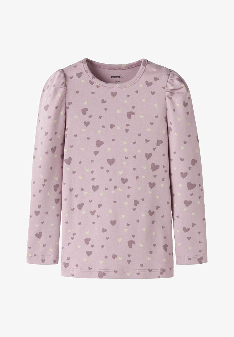 Chemise rose à manches longues pour enfants avec petits motifs de cœurs violets et crème et épaules légèrement bouffantes.