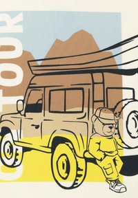 Eine Illustration eines gelben Fahrzeugs mit schwarzen Umrissen zeigt einen Bären in gelber Kleidung und einem Hut, der gegen das Auto lehnt, vor einem Hintergrund aus pastellfarbenen Formen.