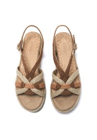 Sandalias tejidas en marrón y beige con correas entrecruzadas, acabado de ante y una plantilla texturizada con un patrón de hojas. Correa para el tobillo ajustable.