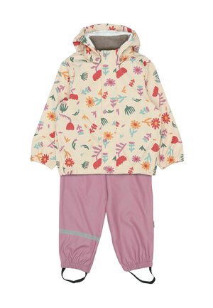 Set de geacă și pantaloni de ploaie; geaca are o bază crem cu modele florale colorate. Pantalonii sunt roz cu dungi reflectorizante gri.