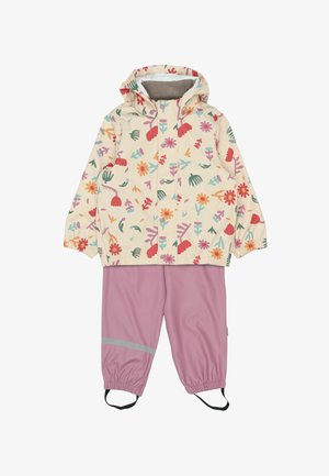 Komplet dežne jakne in hlač; jakna je kremaste barve z barvitimi cvetličnimi vzorci. Hlače so rožnate s sivimi odsevnimi črtami.