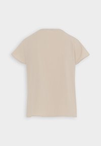 Top beige a maniche corte con scollatura rotonda, mostrato da dietro su uno sfondo bianco semplice.