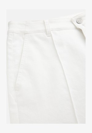Weiße Hose mit hoher Taille, einer Fronttasche, Gürtelöse und sichtbarem Metallknopfverschluss am Bund.