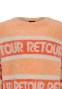 Oranje pluche trui met brede witte en donkeroranje strepen en herhaaldelijke tekst "RETOUR." Ronde halsontwerp, zachte textuur.
