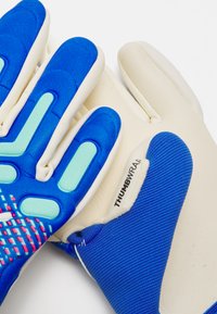 Blaue Sporthandschuhe mit strukturiertem Handflächenbereich und Mesh-Gewebe, verziert mit weißen und mintgrünen Akzenten, entworfen für Grip und Flexibilität.
