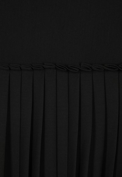 Tessuto plissettato nero con superficie texturizzata, caratterizzato da una fascia arricciata in vita. Le pieghe sono uniformi e ravvicinate.