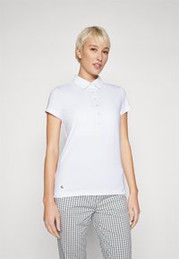 Hvit kortermet polo skjorte med knappeplacket, laget av glatt stoff, kombinert med grå og hvite gingham-bukser med en skreddersydd passform.