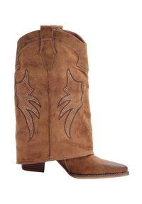 Botines de cowboy de ante marrón con costuras decorativas en blanco y negro, punta afilada y tacón de madera bajo y apilado, sobre un fondo blanco.