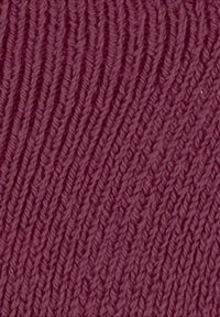 Zbliżenie na ciasno tkany bordowy materiał z widoczną miękką teksturą przędzy i ukośnym żebrowanym wzorem.