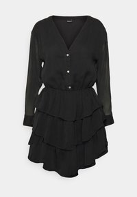Černé dlouhé šaty s výstřihem do V, třemi knoflíky, elastickým pasem a vrstveným volánkovým detailem sukně.