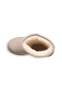 Hellebeige Wildlederstiefel mit einem weichen, cremafarbenen Fleecefutter und einer runden Form. Verfügt über einen umgeschlagenen Bund und eine flache Sohle.