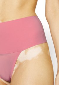 Spanx SPANXSUPERSMOOTH™ UNDIE-TECTABLE® THONG - Tanga - ballet rouge