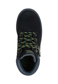 Bota de ante negro con cordones verdes y amarillos, cuello acolchado, suela de goma y detalles de costuras. Cuenta con un diseño de plantilla con ventilación por aire.