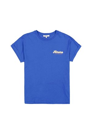 Blauw katoenen T-shirt met korte mouwen, met het woord "Amore" in een crèmekleurig, cursief lettertype aan de linkerkant.