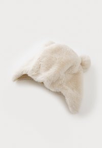 Faux-Fur-Hut in Cremefarbe mit runden Ohren und einer abgerundeten Oberseite, ausgestattet mit einer weichen Textur und einem verspielten Design. Geeignet für kaltes Wetter.
