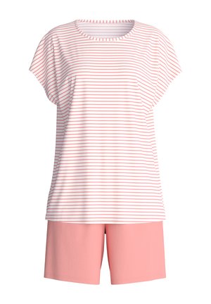 Top a maniche corte a righe bianche e rosa abbinato a pantaloncini rosa uniti fino al ginocchio su sfondo bianco semplice.