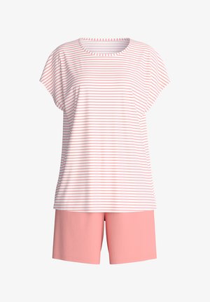 Top a maniche corte a righe bianche e rosa abbinato a pantaloncini rosa uniti fino al ginocchio su sfondo bianco semplice.