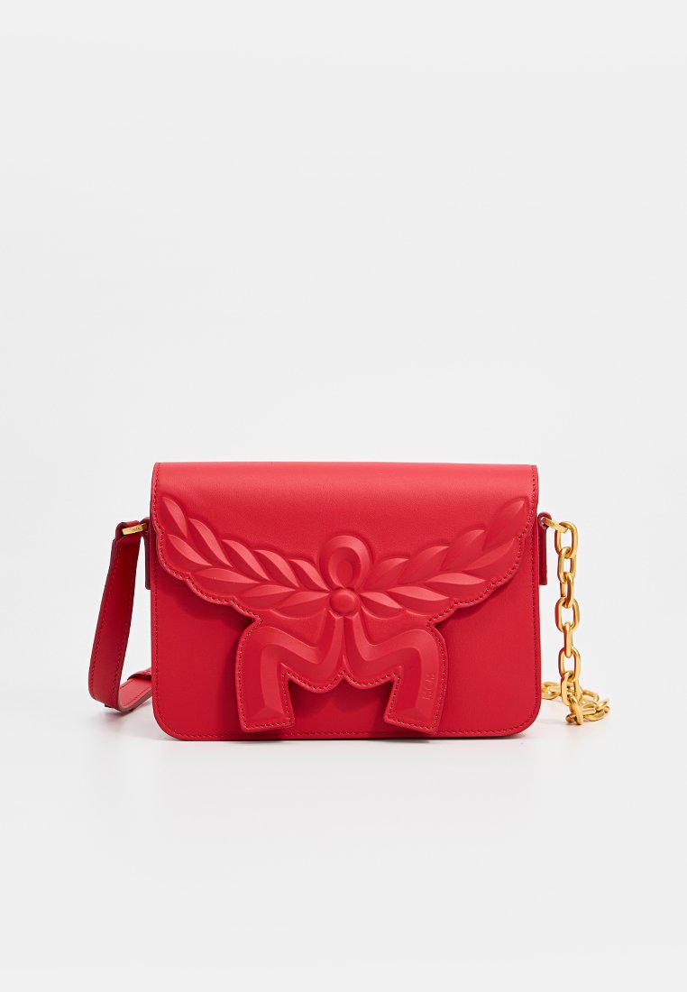 Rote Leder-Umhängetasche mit einem skulpturierten Design auf der Vorderseite, goldener Kettenriemen und einer Klappe zum Verschließen. Glatte Textur.