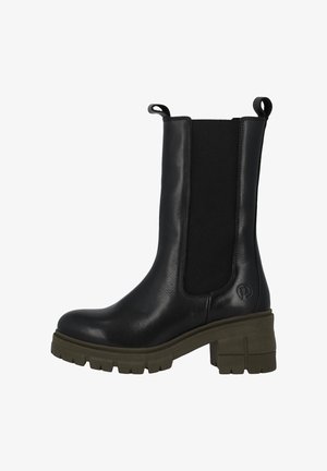 Botín de cuero negro hasta el tobillo con paneles elásticos a los lados, suela gruesa de color oliva y pestañas para facilitar el calzado. Diseñado con una textura suave.
