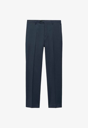 Marineblauwe formele broek met voorplooien, ceintuurlussen, een knoopsluiting en zijzakken, plat gelegd op een witte achtergrond.