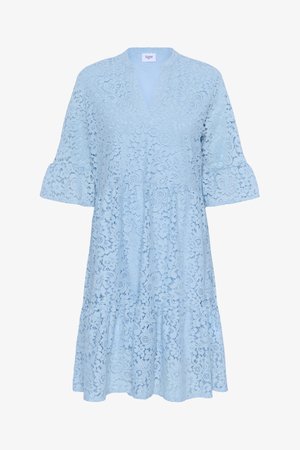 Világoskék csipke ruha V-nyakkal, harangujjakkal és réteges szegéllyel. Virágmintákkal és laza szabással rendelkezik.