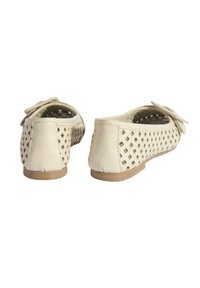 Beige Ballerinas mit Rautenmuster aus weichem Material, verziert mit einer Schleife an der Seite und einer flachen, hellen Sohle.
