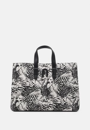 Bolso de tela con un patrón de hojas tropicales en blanco y negro, con asas de cuero sintético negro y un detalle de logotipo en relieve.