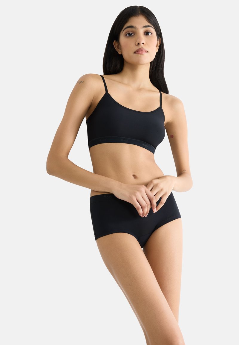 Černá sportovní podprsenka a odpovídající vysoké šortky, vyrobené z hladkého materiálu s nastavovacími popruhy a logem na pase.