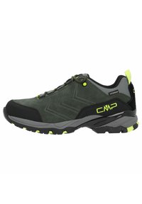 Scarpe da hiking impermeabili in suede verde scuro con accenti neri e dettagli giallo fluorescente. Presentano una suola robusta per trazione e durata.