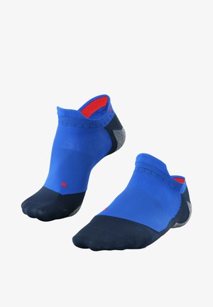 Chaussettes invisibles bleu et marine en tissu texturé, avec des accents rouges en haut et une section de renforcement au niveau des orteils.
