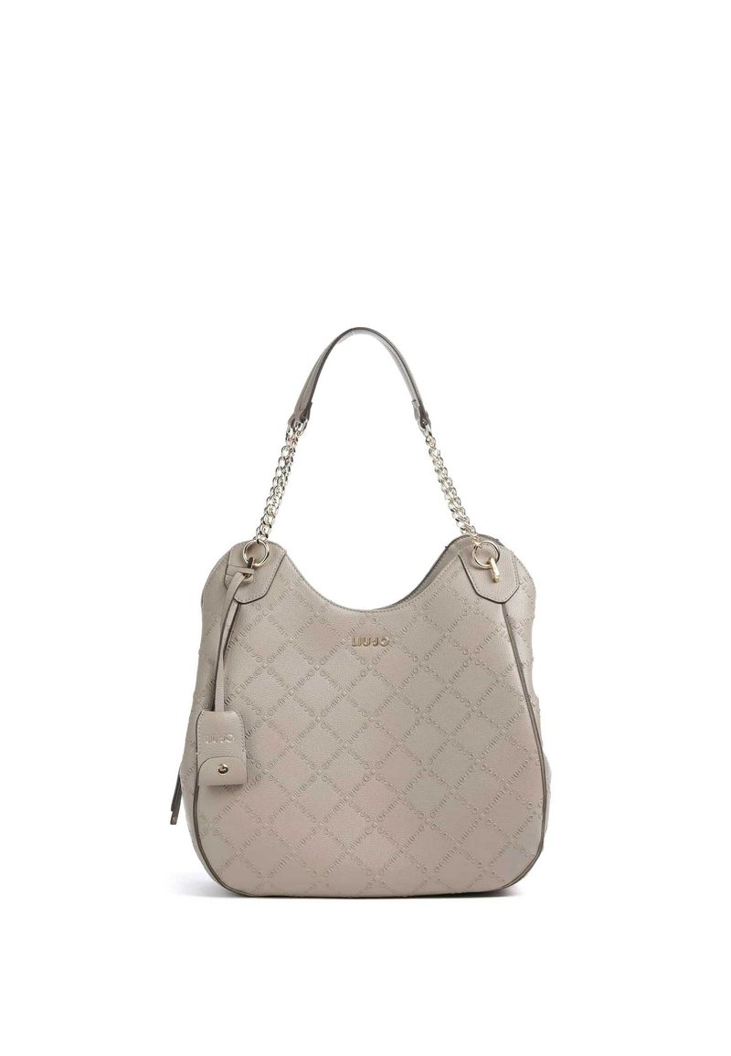 Sac à main en similicuir beige avec un motif en losanges texturé, doté d'une poignée en chaîne et d'un petit pendentif sur le côté comme détail.