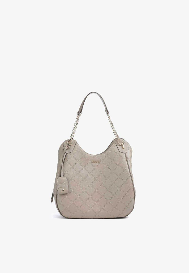 Sac à main en similicuir beige avec un motif en losanges texturé, doté d'une poignée en chaîne et d'un petit pendentif sur le côté comme détail.