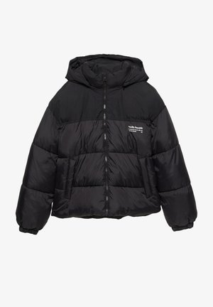 Crna puffer jakna s kapuljačom, s patentnim zatvaračem sprijeda, elastičnim manžetama i logotipom na lijevoj strani prsnog koša. Glatka tekstura, ušiveni dizajn.