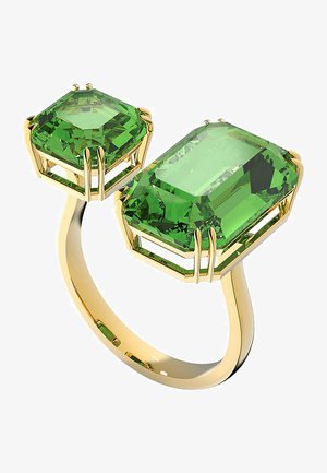 Anel de ouro com duas grandes pedras preciosas verdes retangulares definidas em garras geométricas. Banda lisa com um acabamento polido.