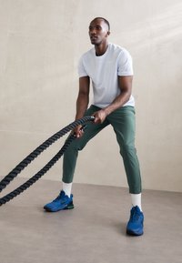Nike Performance UNLIMITED PANT - Treningo apatinė dalis - vintage green/black