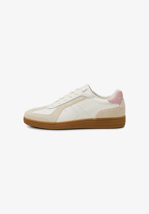 Baskets blanches avec accents en daim beige, languette de talon rose clair, semelle en caoutchouc marron et lacets, vues de côté extérieur.