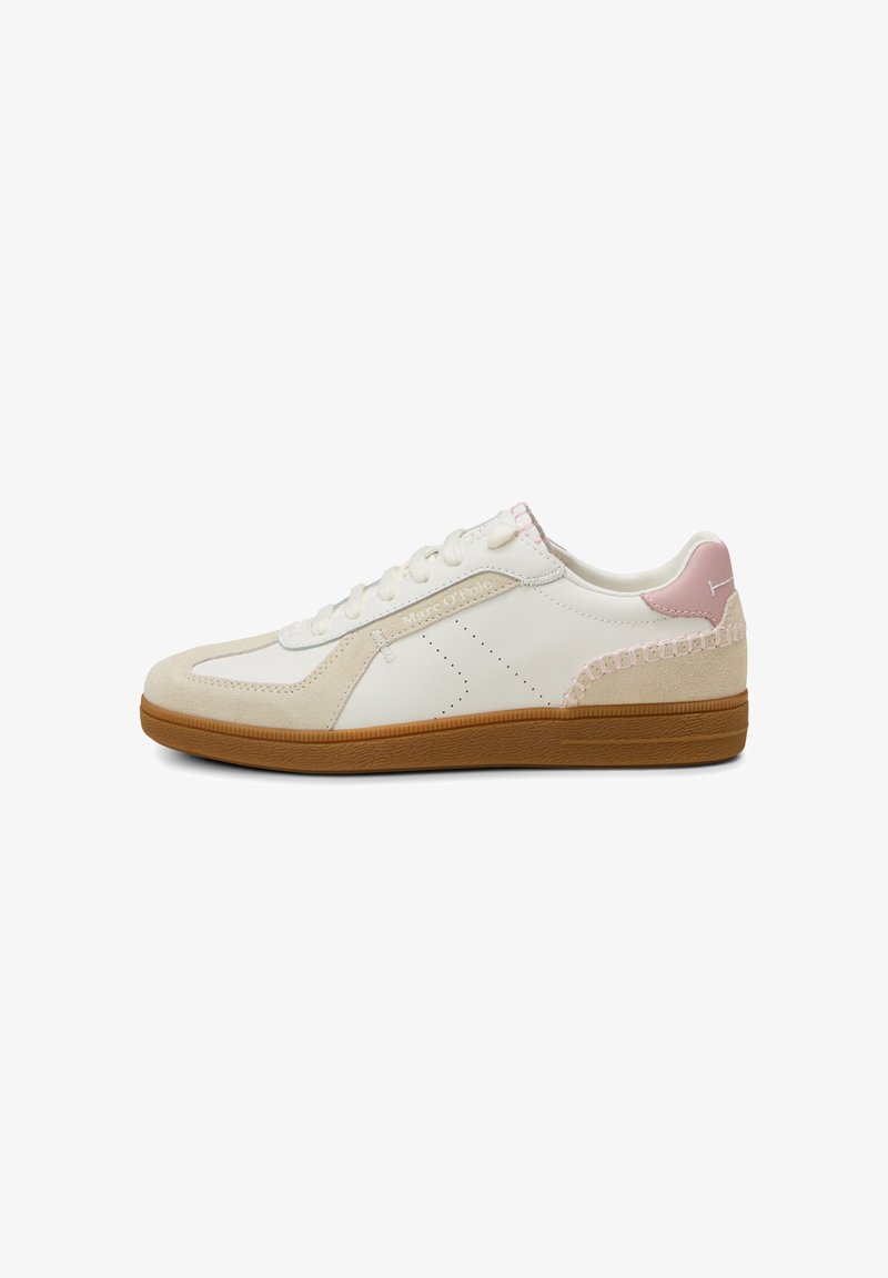 Baskets blanches avec accents en daim beige, languette de talon rose clair, semelle en caoutchouc marron et lacets, vues de côté extérieur.