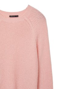 Maglione lavorato a maglia di colore rosa chiaro con scollo rotondo, maniche lunghe a raglan e texture a coste. Il tessuto sembra morbido e accogliente.