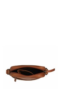 Borsa in pelle marrone con apertura con zip, caratterizzata da una texture liscia e una tasca interna singola. Forma rettangolare compatta.